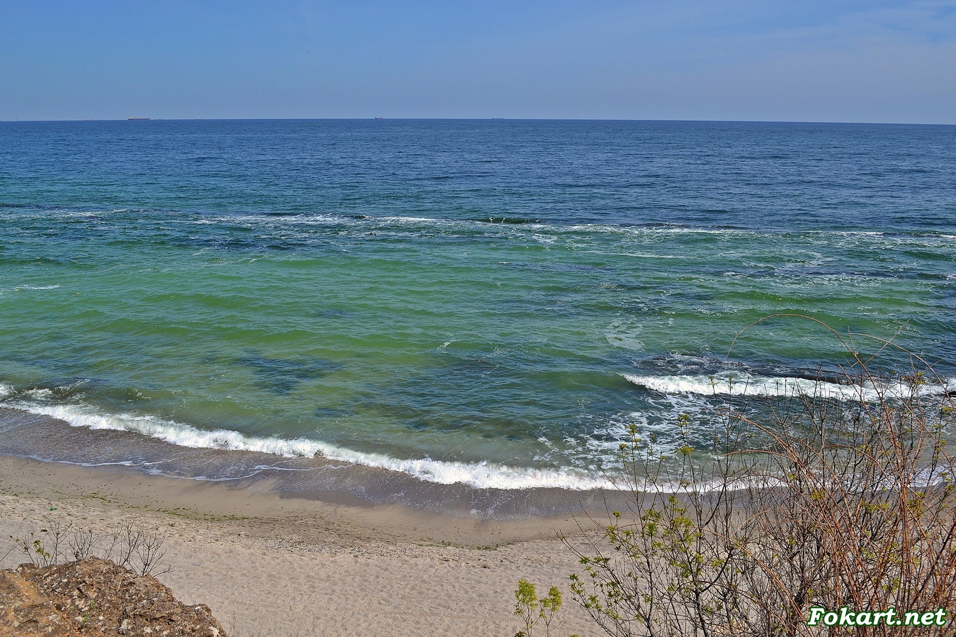 Чистая и прозрачная вода. Вид сверху на море. Фото