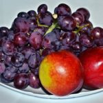 Виноград и нектарины на тарелке