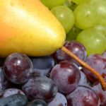 Жёлтая груша и виноград крупным планом