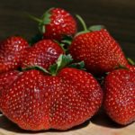 Небольшая горка клубники на столе