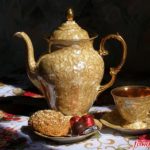 Чайник и чашка чая, конфеты