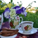 Вечерний чай с шоколадным печеньем из чайного сервиза с розами