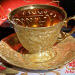 Золотистая чашка чая в утреннем освещении