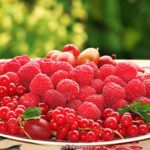 Малина, красная смородина и крыжовник на блюде