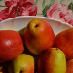 Яркие груши и льняная скатерть с розами