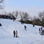 Дети на зимней горке в парке