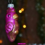 Новогодние фото-обои - Лиловый попугай. Ёлочная игрушка.