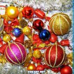 Новогодние яркие шарики и бантики и фон со снежинками