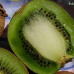 Актинидия деликатесная (Actinidia deliciosa), продольный срез киви крупным планом